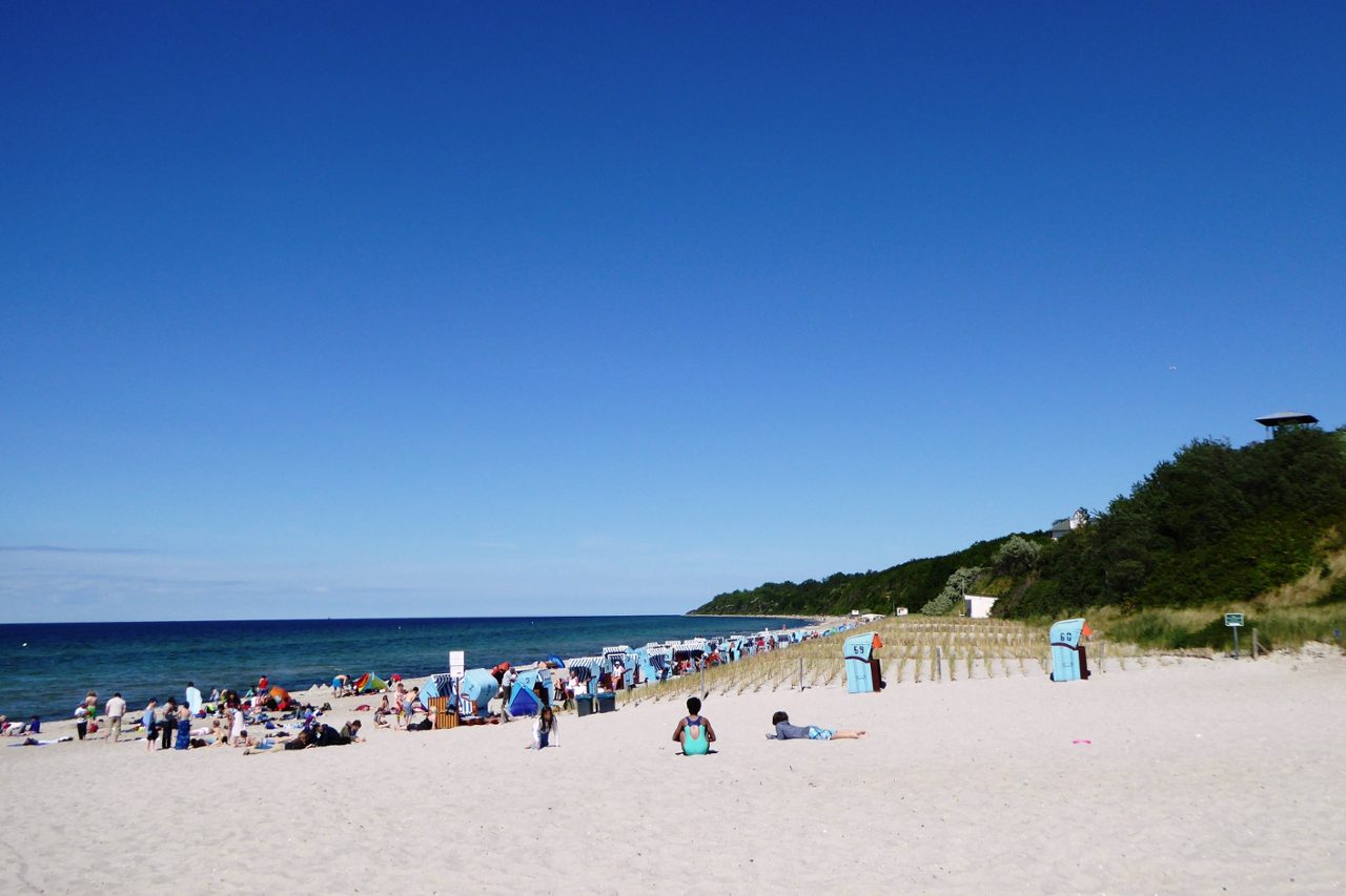 Spielen im Sand Strand Richtung Steilküste